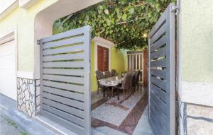 ein Tor zu einer Terrasse mit einem Tisch in der Unterkunft 2 Bedroom Stunning Apartment In Pula in Pula