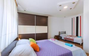 Ein Bett oder Betten in einem Zimmer der Unterkunft 2 Bedroom Stunning Apartment In Pula
