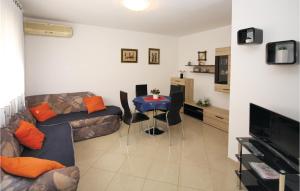 Awesome Apartment In Pula With Wifi في بولا: غرفة معيشة مع أريكة وطاولة