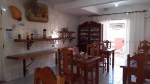 een eetkamer met een tafel en stoelen bij Pouso Mariazinha in Tiradentes