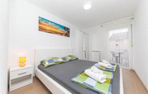 Posteľ alebo postele v izbe v ubytovaní Stunning Apartment In Kastel Luksic