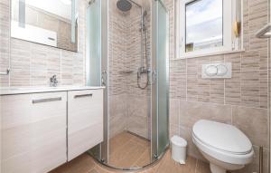 Kúpeľňa v ubytovaní Stunning Apartment In Kastel Luksic + 8 fotografií