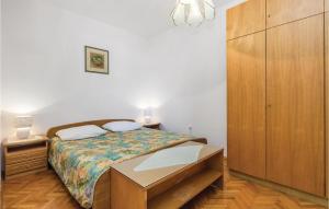 Posteľ alebo postele v izbe v ubytovaní 2 Bedroom Lovely Apartment In Ribarica