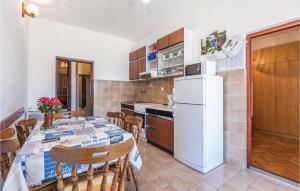 Kuchyň nebo kuchyňský kout v ubytování 2 Bedroom Lovely Apartment In Ribarica