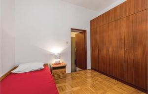 Postel nebo postele na pokoji v ubytování 2 Bedroom Lovely Apartment In Ribarica