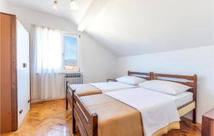 2 łóżka w białym pokoju z oknem w obiekcie Stunning Apartment In Kastel Luksic With 3 Bedrooms w mieście Kaštela