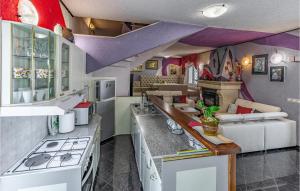 Kuchyňa alebo kuchynka v ubytovaní Cozy Home In Medulin With Kitchen
