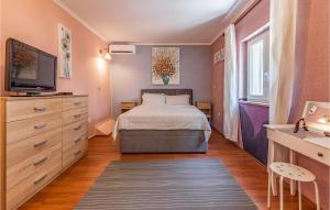 Posteľ alebo postele v izbe v ubytovaní Cozy Home In Medulin With Kitchen