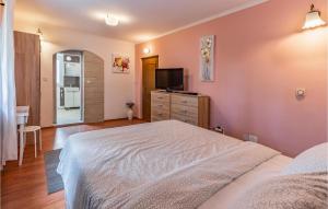 Posteľ alebo postele v izbe v ubytovaní Cozy Home In Medulin With Kitchen
