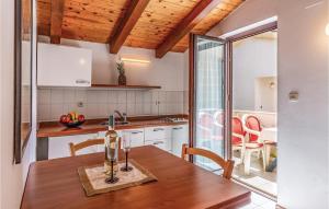 Una cocina o zona de cocina en Nice Apartment In Porec With Wifi