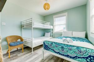 ein Schlafzimmer mit einem Etagenbett und einem Stuhl in der Unterkunft Sea Salt in Freeport