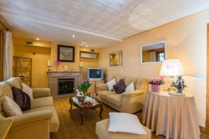 salon z kanapą i kominkiem w obiekcie Casa BENESTAR by Mallorca Villa Selection w mieście El Toro