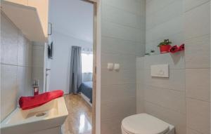 Kúpeľňa v ubytovaní Three-Bedroom Holiday Home In Grubine