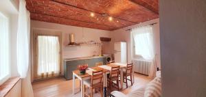 kuchnia ze stołem i krzesłami w pokoju w obiekcie La Casa nel Vento w mieście Vignale