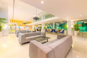 een lobby met banken en tafels in een gebouw bij Seasons Hotel (Adults Only) in Ayia Napa