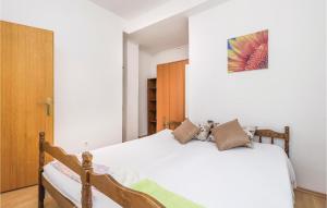 Ένα ή περισσότερα κρεβάτια σε δωμάτιο στο Awesome Apartment In Rijeka With Wifi