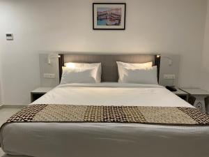 Dash Hotels - Affordable Luxury tesisinde bir odada yatak veya yataklar
