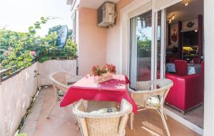 einen Tisch mit einem roten Tischtuch auf einer Terrasse in der Unterkunft Nice Apartment In Kukci With 2 Bedrooms And Wifi in Kukci