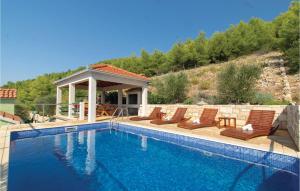 einen Pool mit Stühlen und einem Pavillon in der Unterkunft Beautiful Apartment In Karbuni With Wifi in Prizba