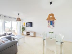 A television and/or entertainment centre at Cubo's La Terraza del Mar