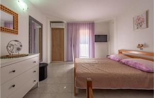 1 dormitorio con 1 cama, vestidor y ventana en Stunning Apartment In Sveti Filip I Jakov With Kitchen, en Sveti Filip i Jakov