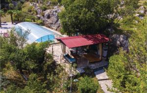 an overhead view of a house with a swimming pool at Amazing Home In Siveric With 3 Bedrooms, Wifi And Outdoor Swimming Pool in Siverić