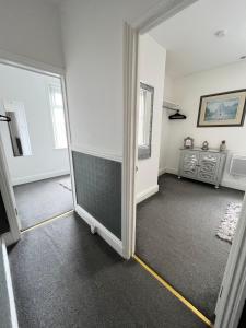 um quarto vazio com uma porta aberta para uma sala de estar em Large Luxury Apartment Blackpool em Blackpool
