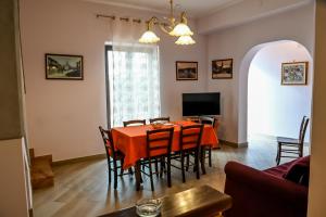 - une salle à manger avec une table et des chaises dans l'établissement Etna Dimora dei Saponari, à Trecastagni