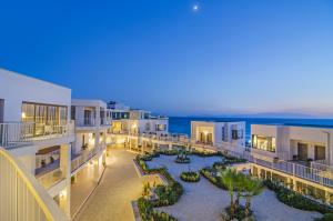 una vista aérea de un complejo con el océano en el fondo en Ladies Beach Suite Hotel, en Kusadasi