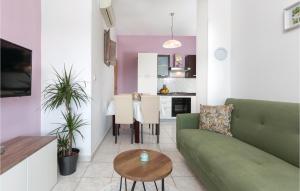 ein Wohnzimmer mit einem grünen Sofa und einem Tisch in der Unterkunft Awesome Apartment In Banjole With Wifi in Banjole