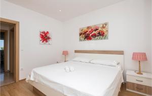 Postel nebo postele na pokoji v ubytování 1 Bedroom Nice Apartment In Makarska