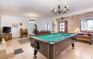 Zdjęcie z galerii obiektu 5 Bedroom Lovely Home In Kuzinici w mieście Divšići