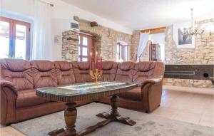 Zdjęcie z galerii obiektu 5 Bedroom Lovely Home In Kuzinici w mieście Divšići