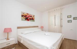 Posteľ alebo postele v izbe v ubytovaní Lovely Apartment In Makarska With Wifi