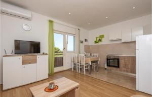 Kuchyňa alebo kuchynka v ubytovaní Lovely Apartment In Makarska With Wifi