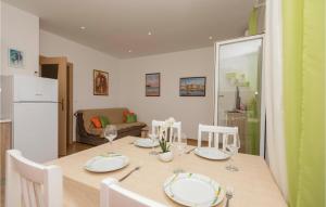 Kuchyňa alebo kuchynka v ubytovaní Lovely Apartment In Makarska With Wifi
