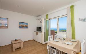 Televízia a/alebo spoločenská miestnosť v ubytovaní Lovely Apartment In Makarska With Wifi