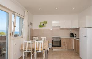 Kuchyňa alebo kuchynka v ubytovaní Lovely Apartment In Makarska With Wifi