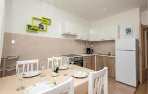 Kuchyňa alebo kuchynka v ubytovaní Lovely Apartment In Makarska With Wifi