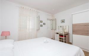 Posteľ alebo postele v izbe v ubytovaní Lovely Apartment In Makarska With Wifi
