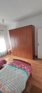 Schlafzimmer mit einem Bett und Holzschränken in der Unterkunft Apartman Alda in Šibenik