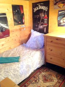 um quarto com uma cama e uma parede de madeira em Maison de 6 chambres avec jardin et wifi a La Caillere Saint Hilaire em Mérigny