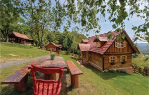 une table et des chaises en bois devant une maison dans l'établissement Four-Bedroom Holiday Home In Novi Marof, à Novi Marof 50 autres photos