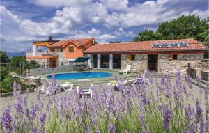uma casa com piscina e um jardim com flores roxas em Gorgeous Home In Krusevo With House A Panoramic View em Kruševo