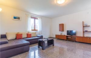 Televízia a/alebo spoločenská miestnosť v ubytovaní 3 Bedroom Stunning Apartment In Liznjan