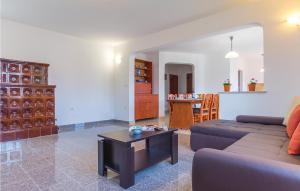 Posedenie v ubytovaní 3 Bedroom Stunning Apartment In Liznjan