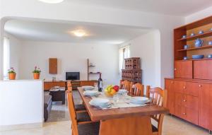 Televízia a/alebo spoločenská miestnosť v ubytovaní 3 Bedroom Stunning Apartment In Liznjan