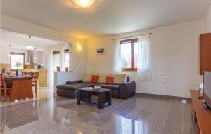 Posedenie v ubytovaní 3 Bedroom Stunning Apartment In Liznjan