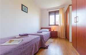 Posteľ alebo postele v izbe v ubytovaní 3 Bedroom Stunning Apartment In Liznjan