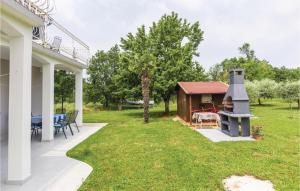 ein Hinterhof mit Grill und einem Haus in der Unterkunft Apartment Korculanska Croatia in Poreč